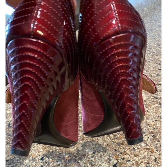 Sofft Red suede and patent leather pumps size 7 - Picture 4 of 7